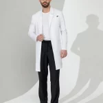 Мужские медицинские халаты: стиль и комфорт в медицинской среде